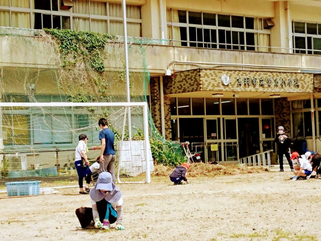 菅島小学校グラウンドでの環境整備