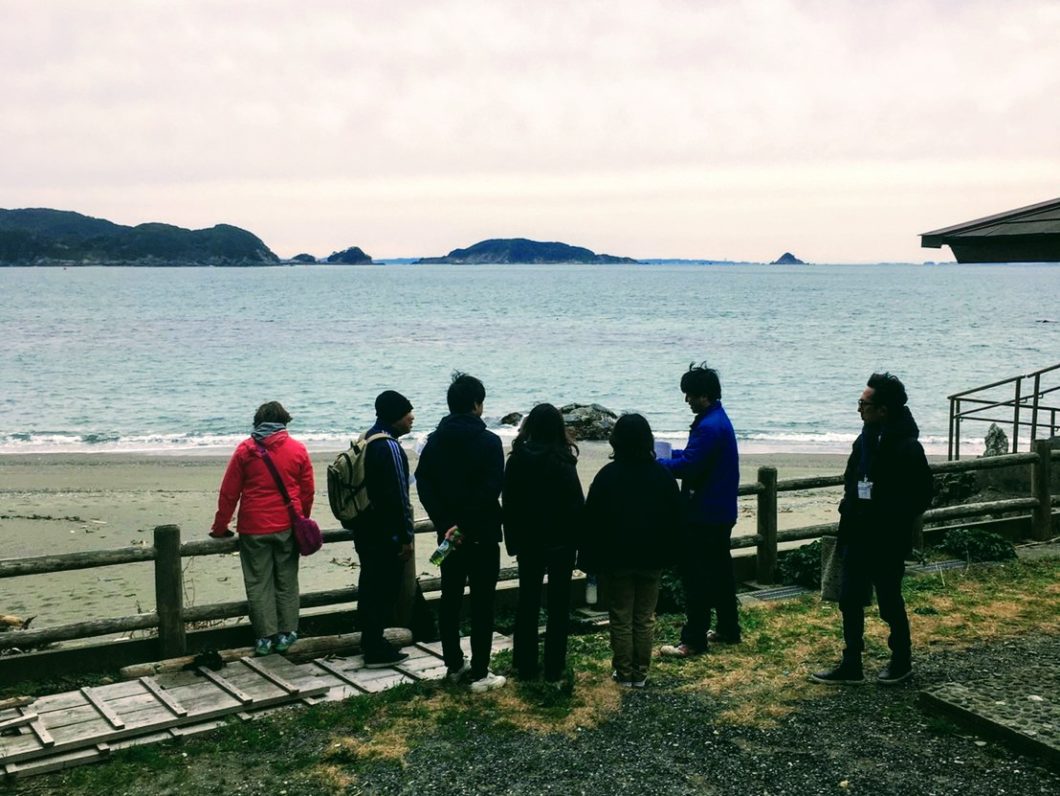 しろんご浜を望む海藻塾参加者とスタッフ