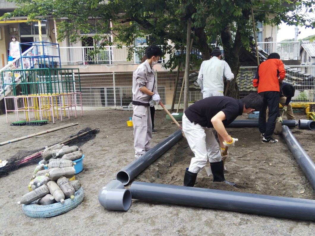 保育所の砂場の枠を新しくするための作業