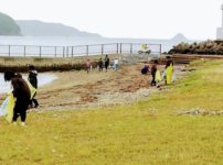 菅島海浜清掃の日に人工島のごみ拾いをするPTAの皆さま
