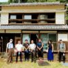H&C財団の視察団と空き家物件の前で記念撮影