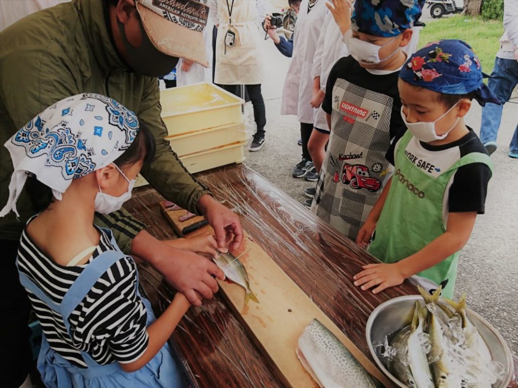 魚捌き体験中の菅島小学校児童