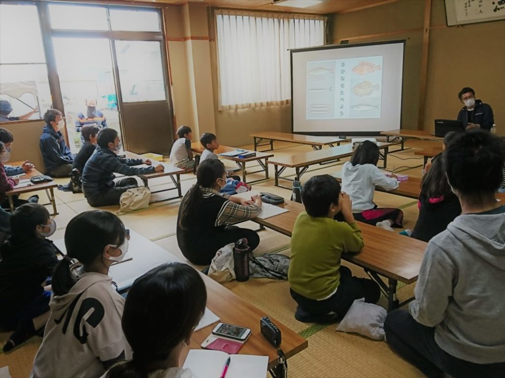 鳥羽市水産研究所岩尾所長による座学の様子