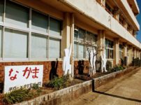 学校運営協議会視察で訪問した関小学校の校舎