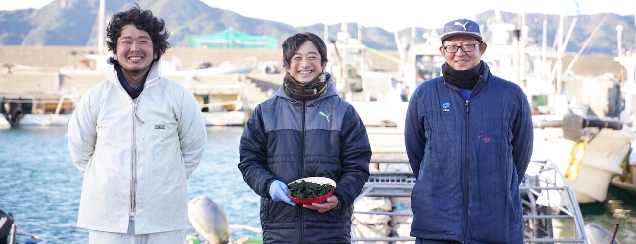 乾燥したすじあおのりを手にする漁業班メンバー