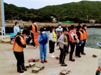 2021年菅島小学校藻場再生事業で先生の説明を聞く児童