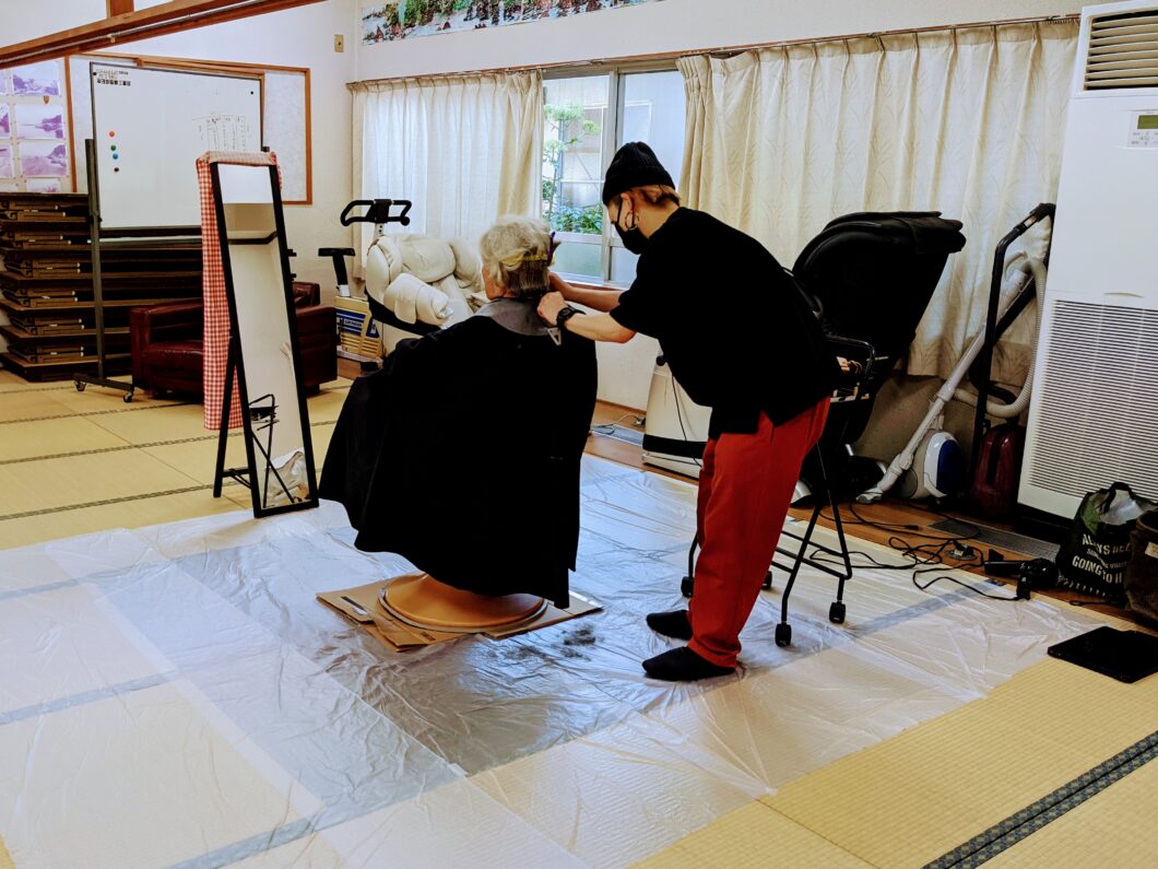 菅島訪問美容の様子3