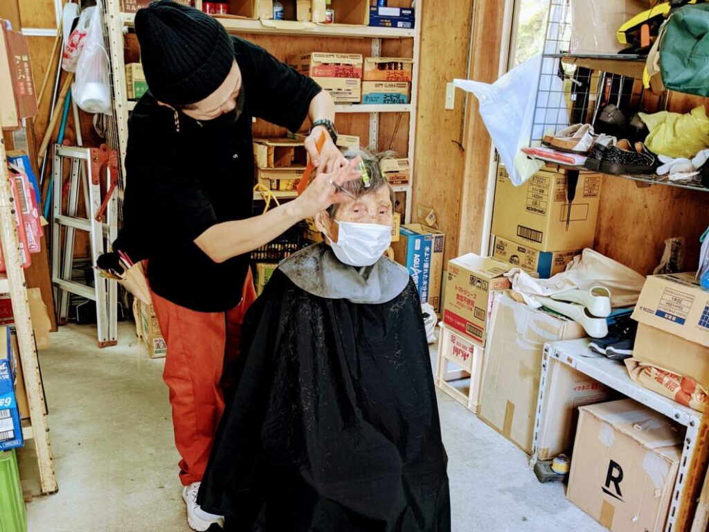 菅島訪問美容の様子2自宅まで出張