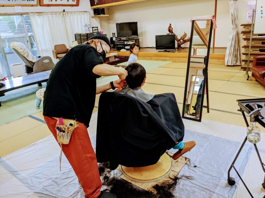 菅島訪問美容の様子1