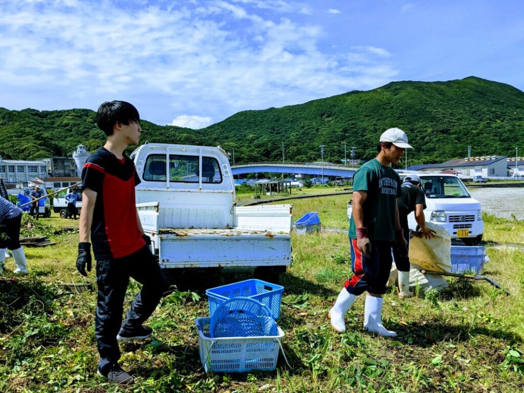 2021年菅島海浜清掃での協力隊横尾さん