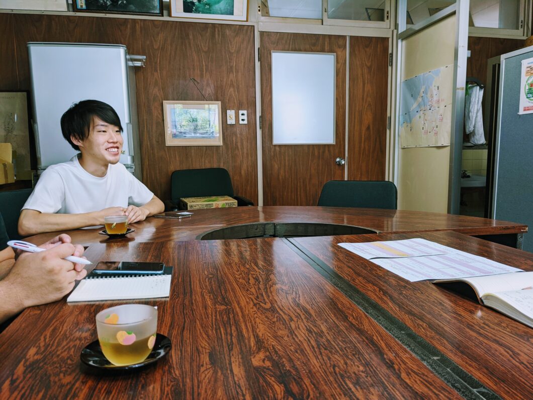 菅島小学校の校長室で校長先生と挨拶