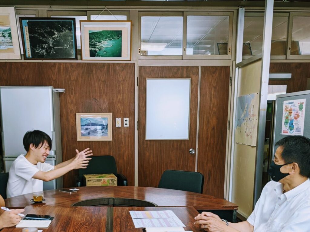 課外授業について校長先生に説明する横尾氏