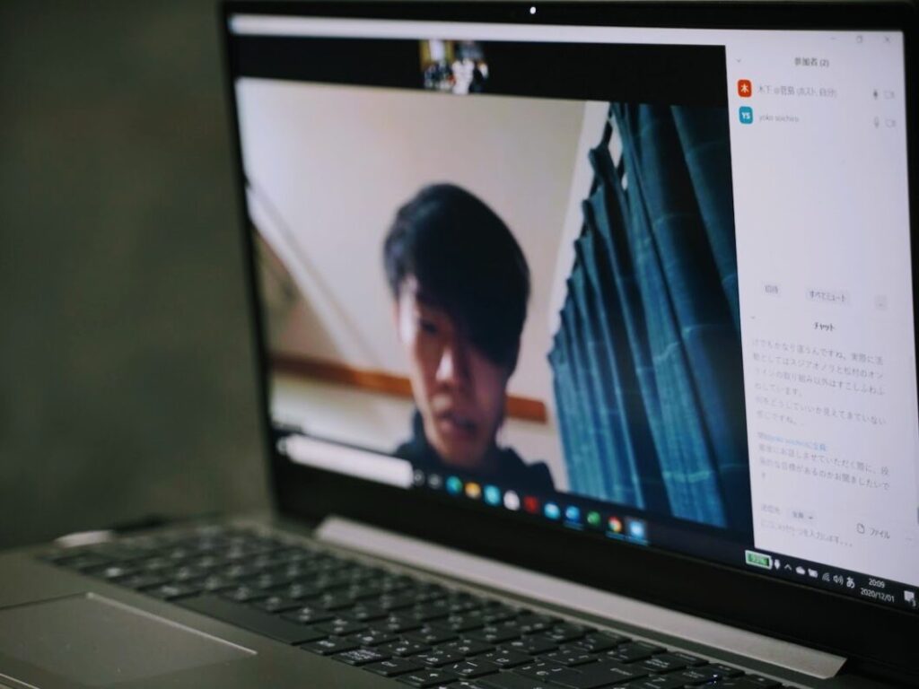 菅島の未来を考える会の会議に東京からオンラインで参加する横尾氏