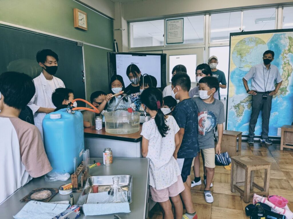 菅島夏休み理科実験教室の様子