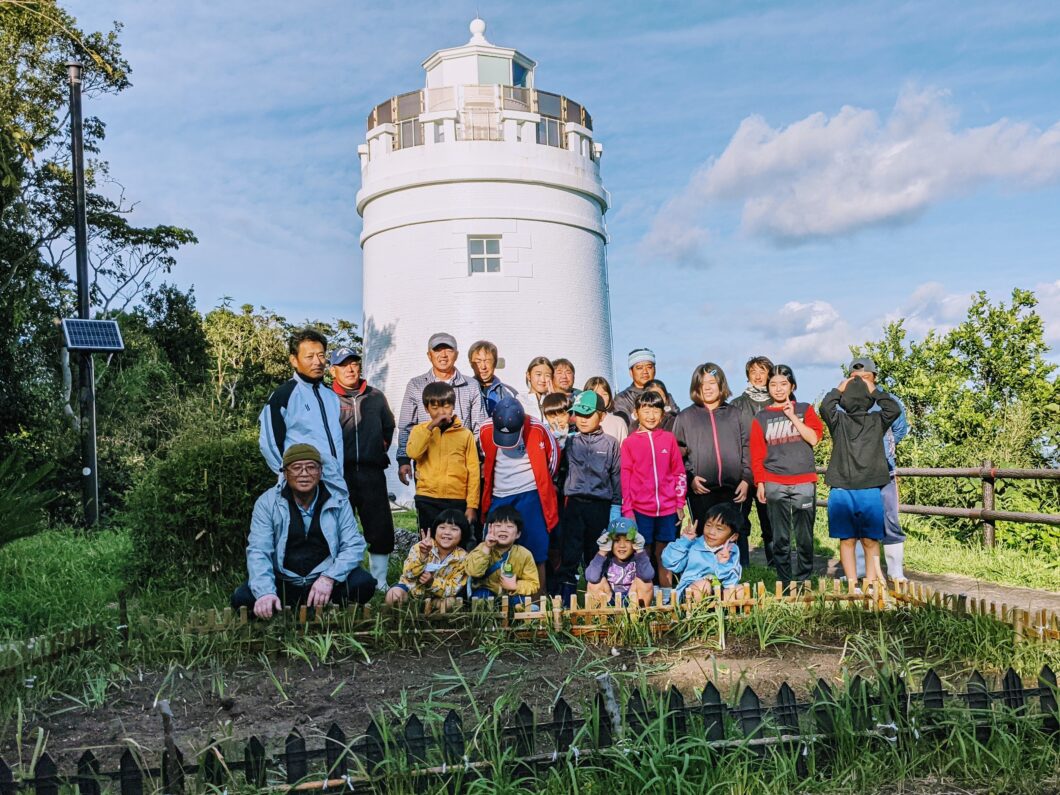 2021年度菅島小学校学校運営協議会水仙活動の集合写真