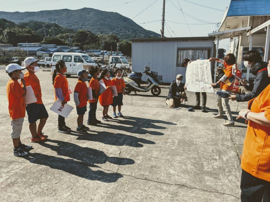 菅島灯台の歌を歌う島っ子ガイド児童