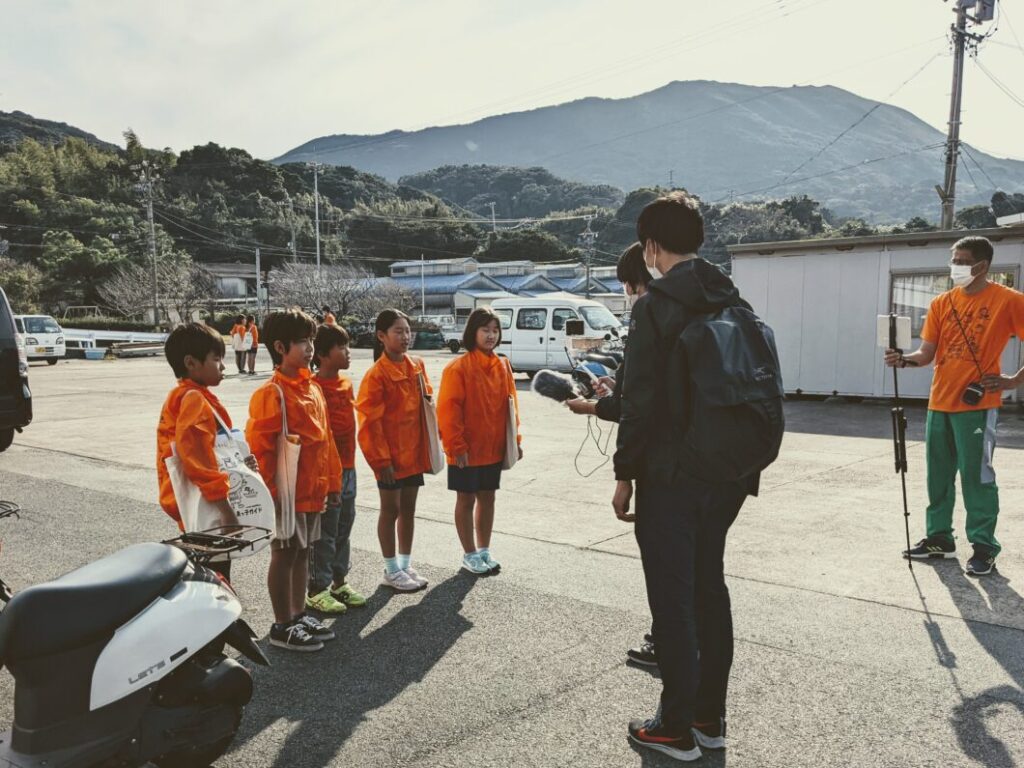 オンライン参加者と対面する島っ子ガイド児童