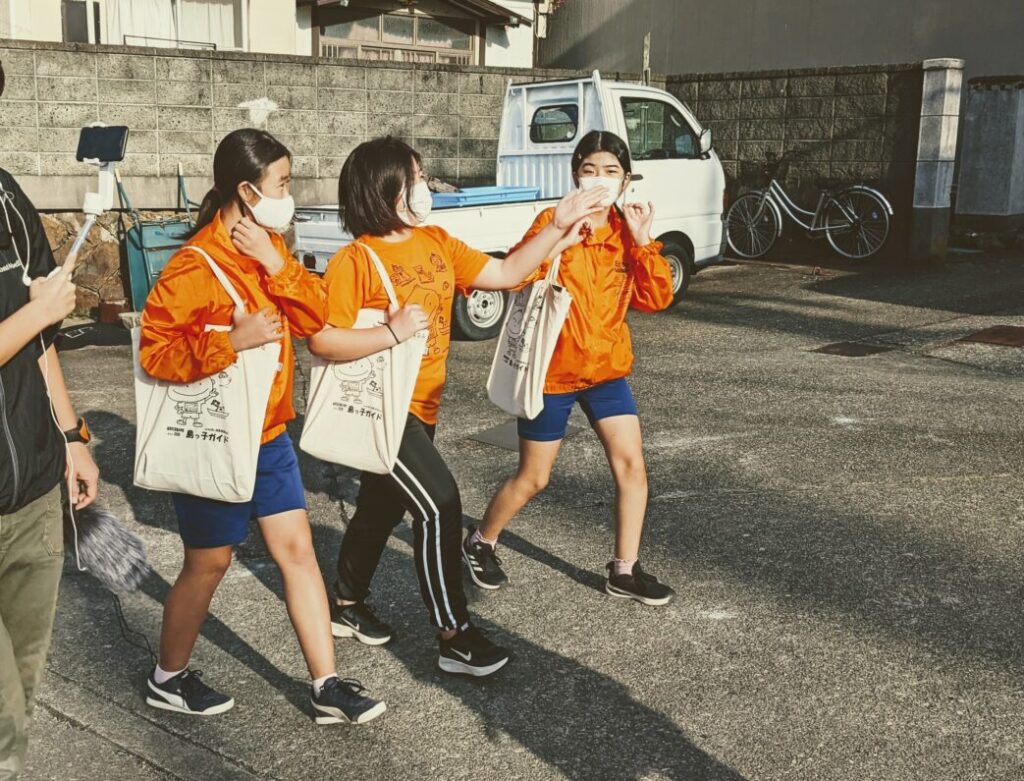 菅島診療所を紹介する島っ子ガイド児童