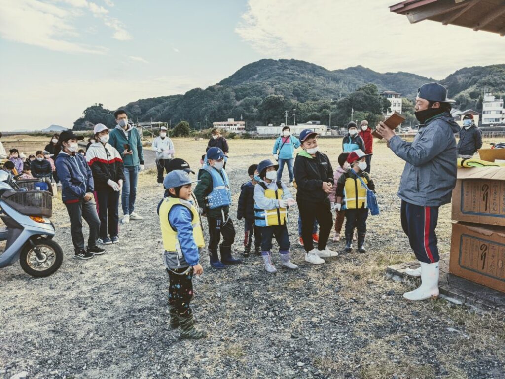 釣り大会のルール説明を受ける子どもたち