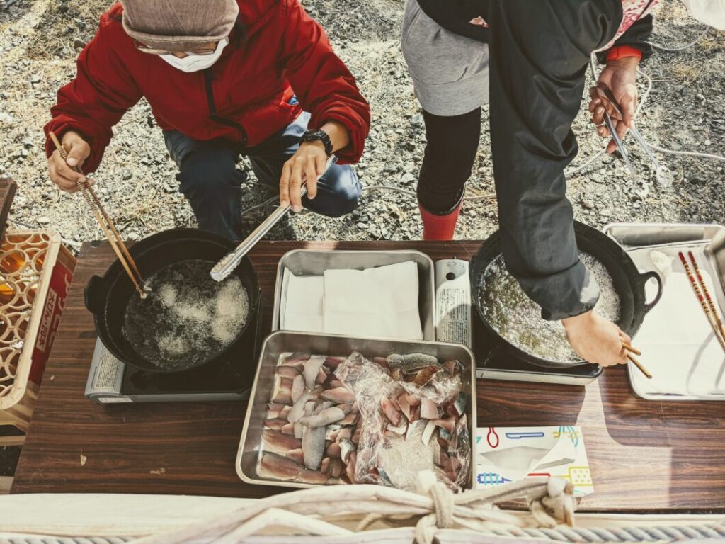 子どもたちが釣った魚を素揚げする