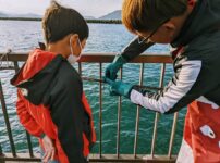 ロープにわかめの種糸をまきつける菅島小学校児童たち