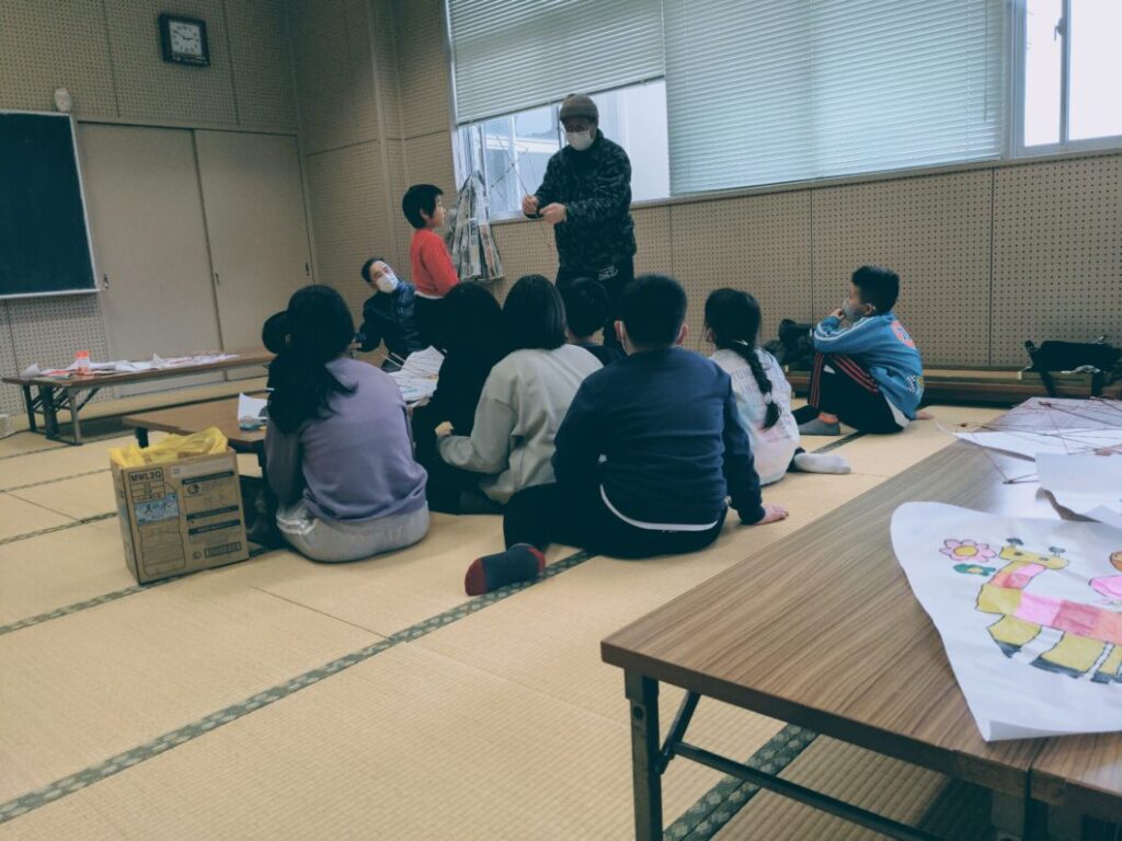 凧づくりの説明をする菅島小学校学校運営協議会会長