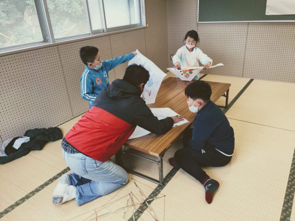 凧づくりをする菅島小学校児童1