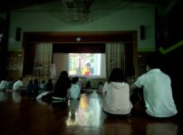 映画鑑賞する父娘の後ろ姿