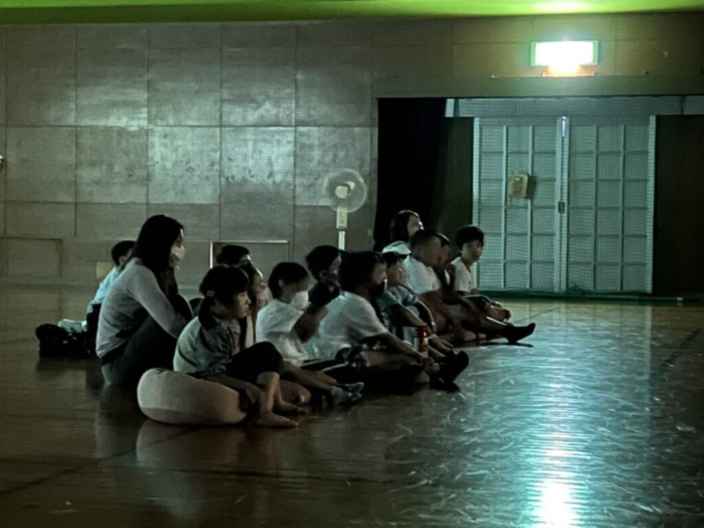 真剣な眼差しで映画を見る子どもたち