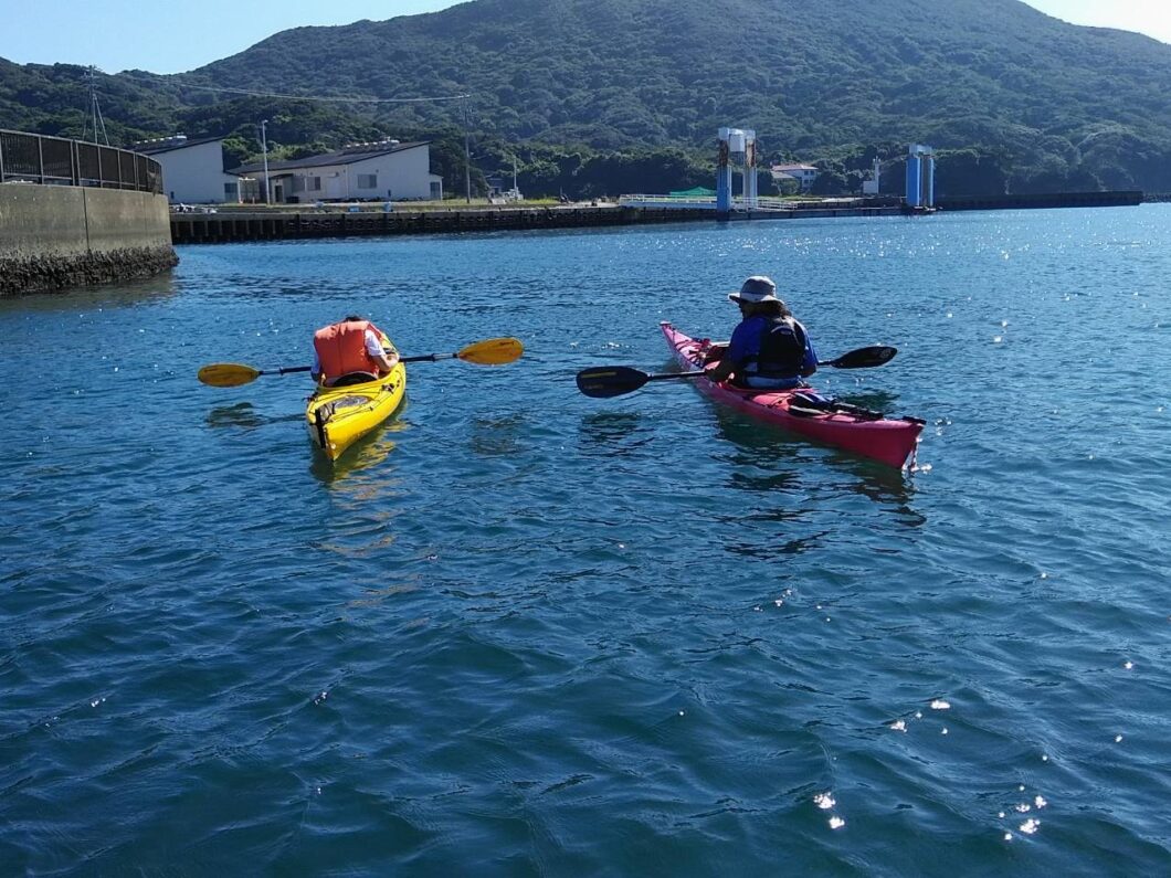 菅島の人工島近海でシーカヤックの乗る児童