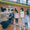 ドローンの操縦方法を聞く子どもたち