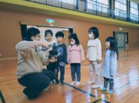 ドローンの操縦方法を聞く子どもたち