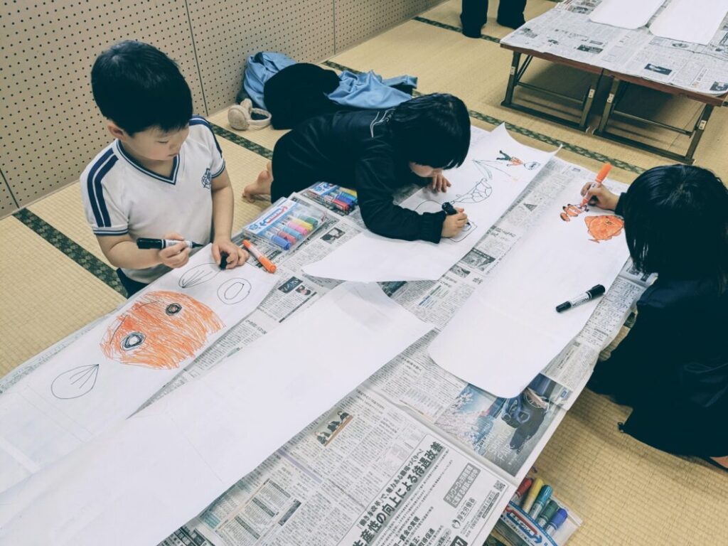 障子紙に絵を描く子どもたち