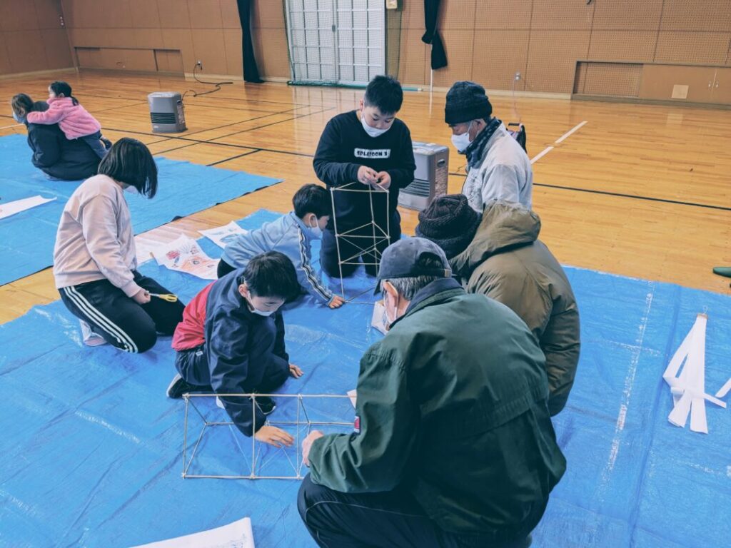 立体凧作りの様子2