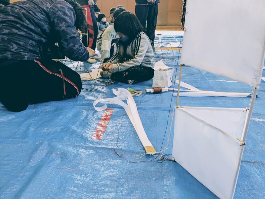 立体凧作りの様子